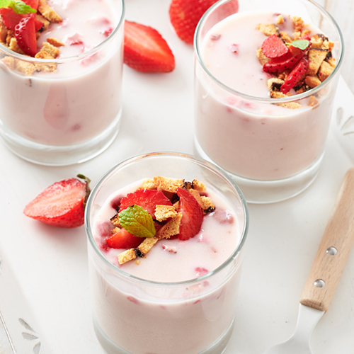 Yogurt de Fresa con Bocaditos de Coco